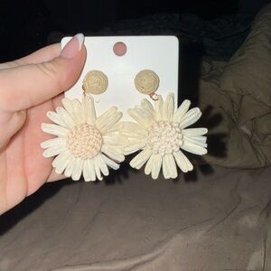 SHEIN Cream Daisy Earrings